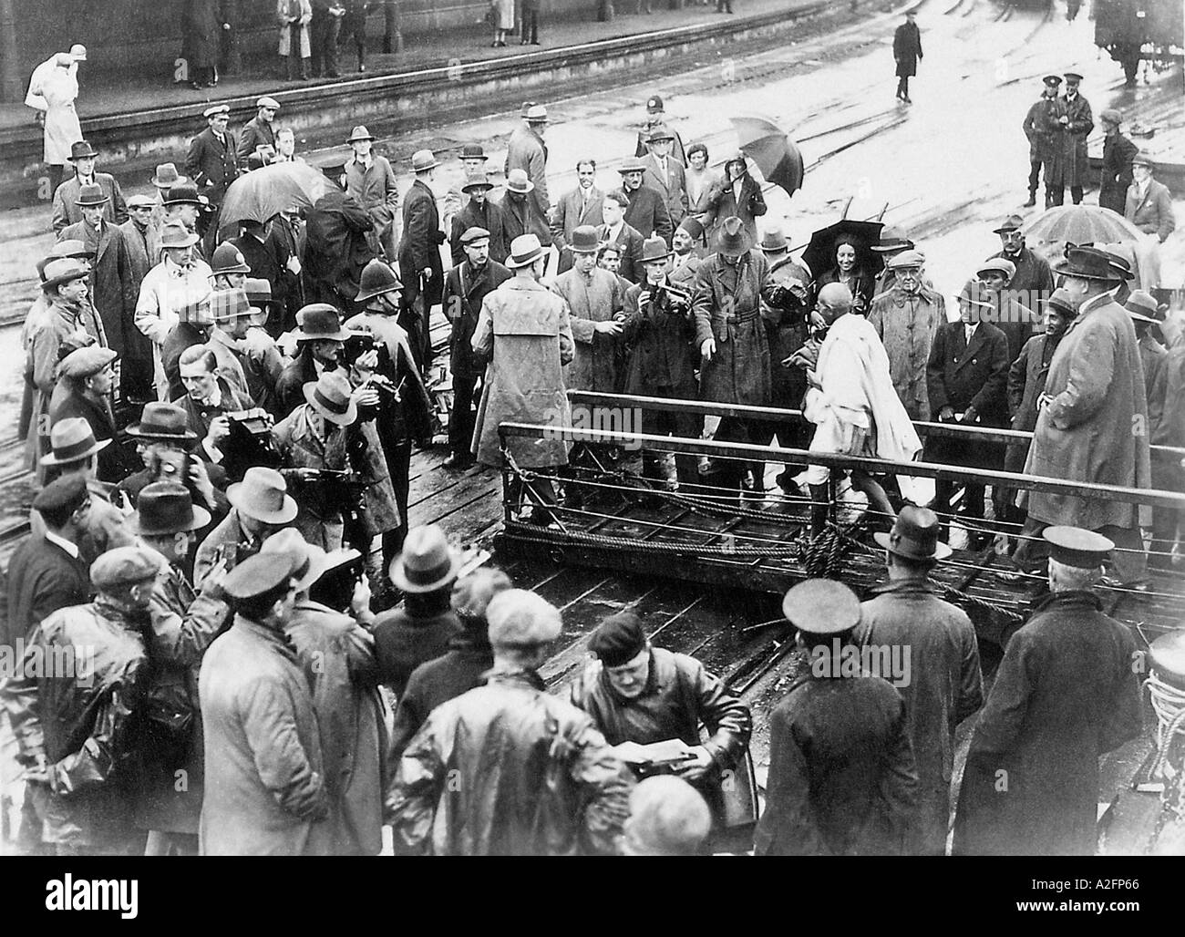 Mahatma Gandhi aussteigen aus Schiff an Folkstone England UK am 12. September 1931 - MKG 33337 Stockfoto