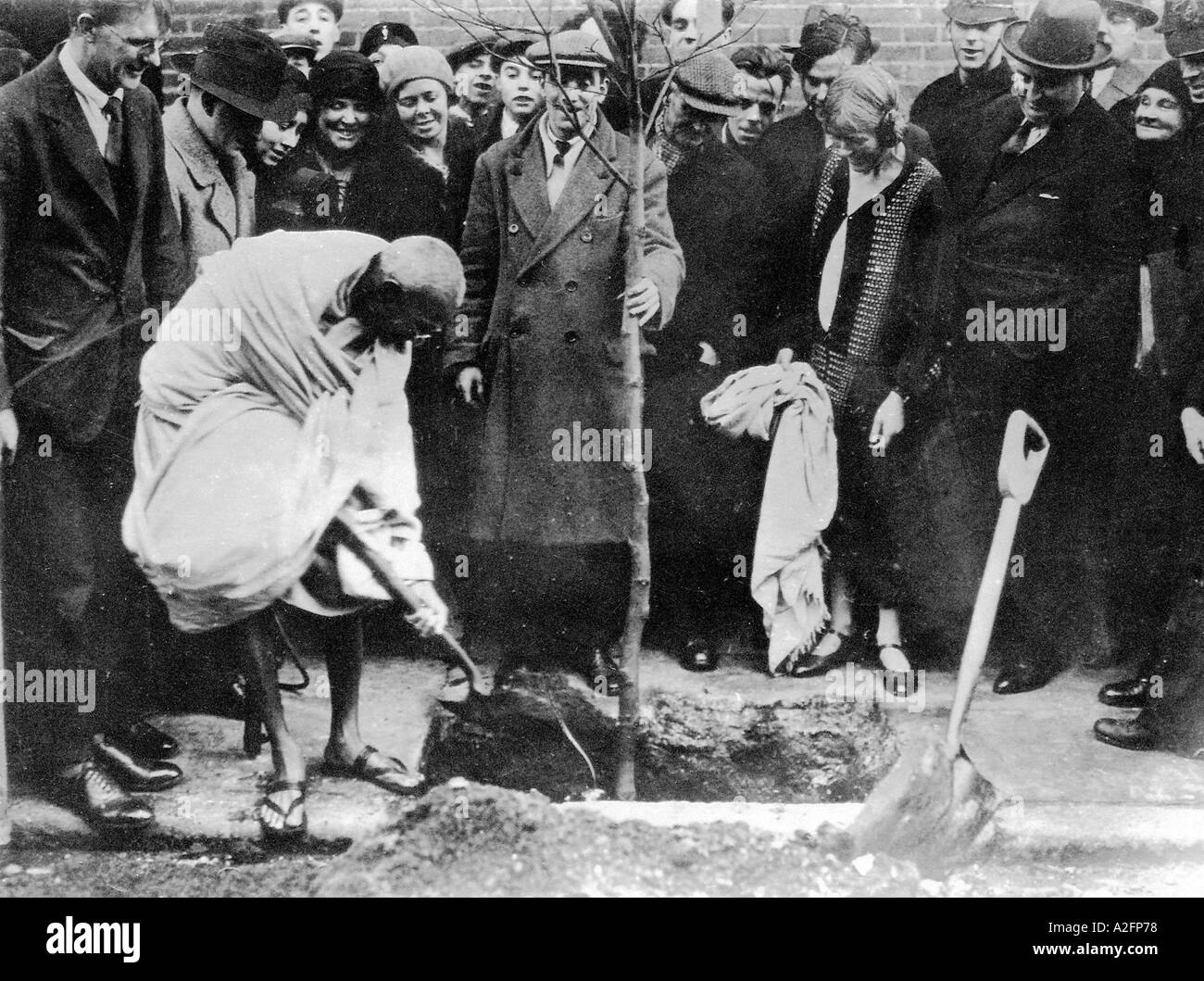 Mahatma Gandhi, der einen Baum vor Kingsley Hall, East End, London, Großbritannien, 3. dezember 1931 anpflanzen soll Stockfoto