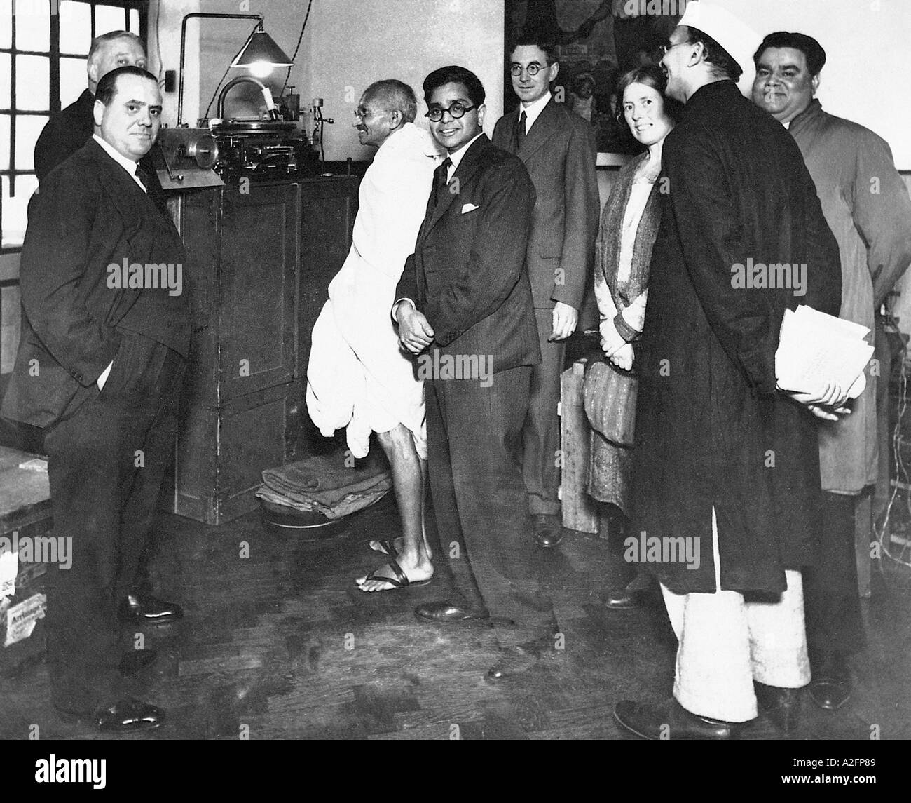 Mahatma Gandhi stehend in weiß Dhoti auf Besuch in Kolumbien Grammophone Company London 1931 Stockfoto
