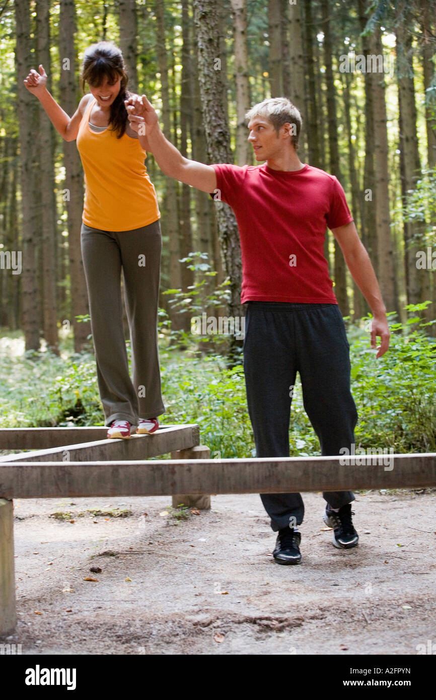 Junges Paar auf Balken balancieren Stockfoto