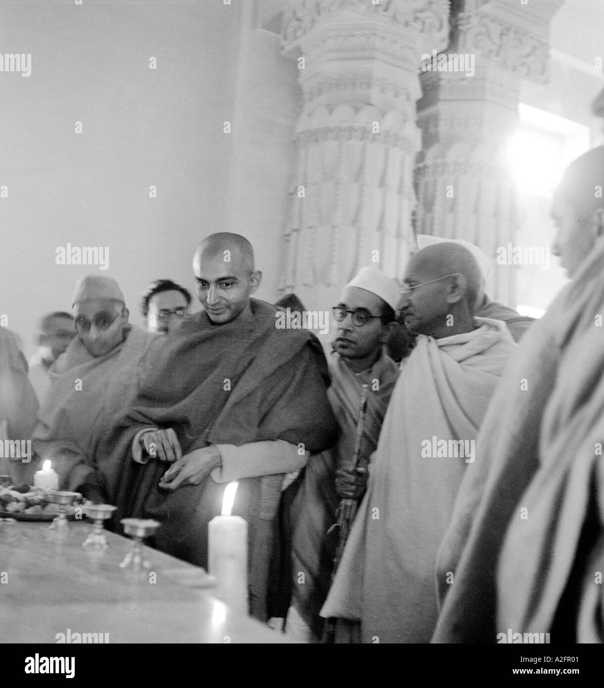 Mahatma Gandhi mit Sekretär Assistent Pyarelal Nayar und buddhistischer Mönch im Tempel bei Varanasi Banaras Uttar Pradesh India 1941 Stockfoto