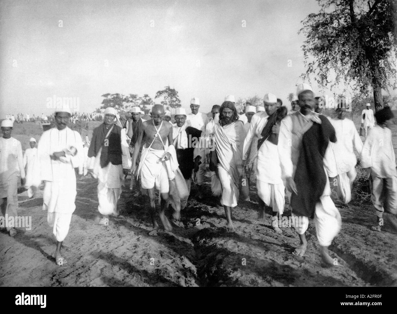Mahatma Gandhi marschiert während der Salzagitation Satyagrah Dandi marschiert Protest gegen Indien Asien März 1930 altes Vintage 1900er Bild Stockfoto