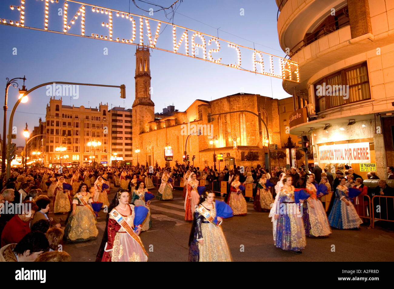 FRAUEN UND KINDER IN LAS FALLAS FIESTA PROZESSION IN VALENCIA. Spanien Stockfoto