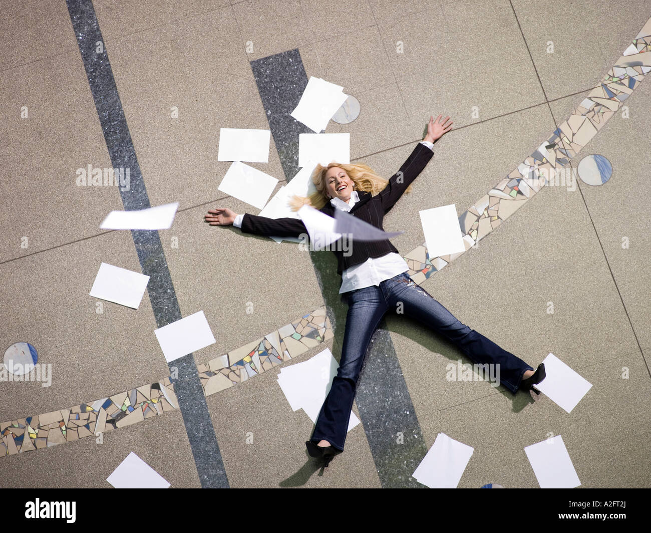 Frau auf Boden umgeben von Papieren, erhöhten Blick Stockfoto