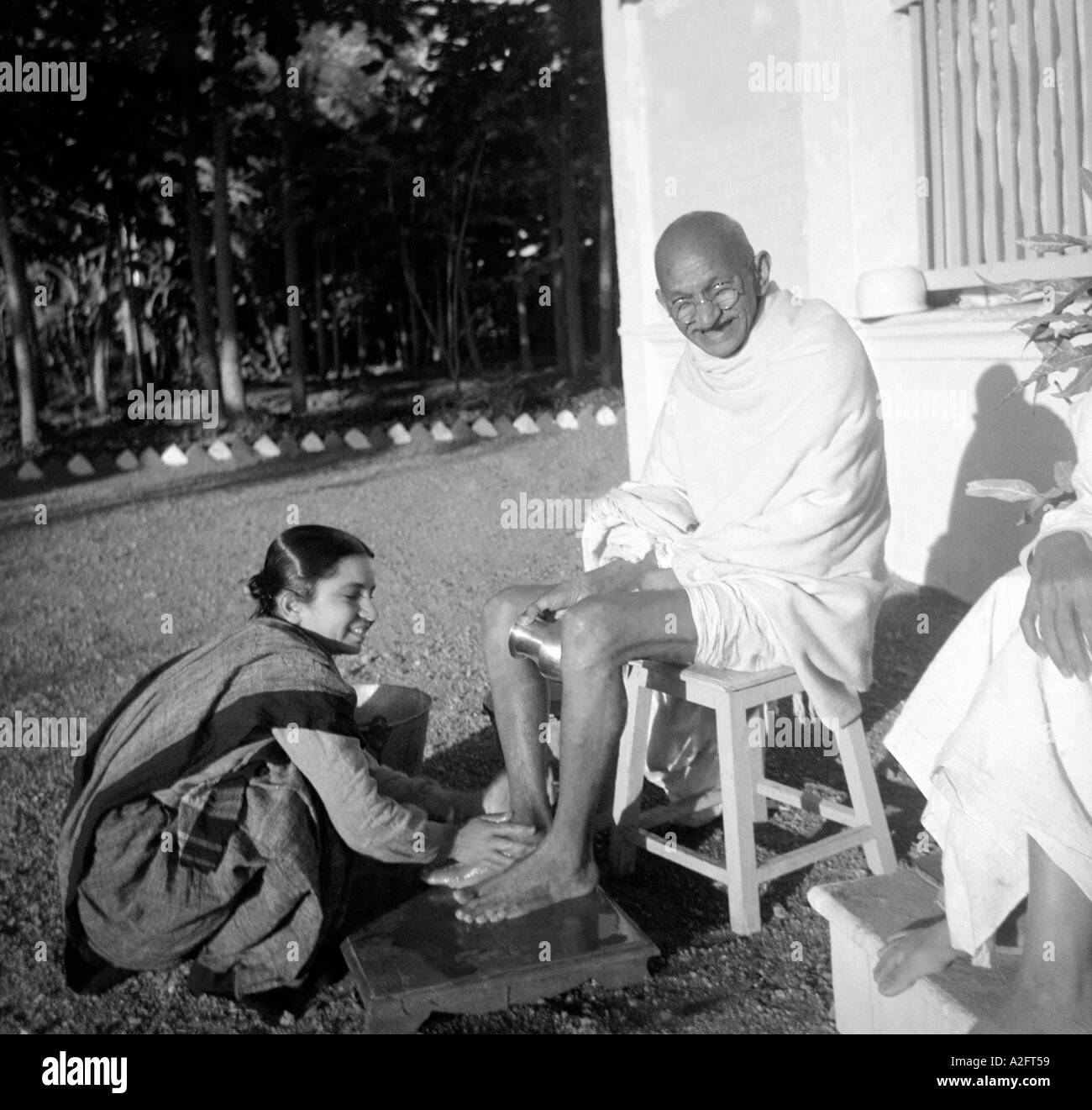 MKG33197 A co Ashramite Mahatma Gandhis Fußwaschung bei Bardoli Gujarat Indien 1939 Stockfoto