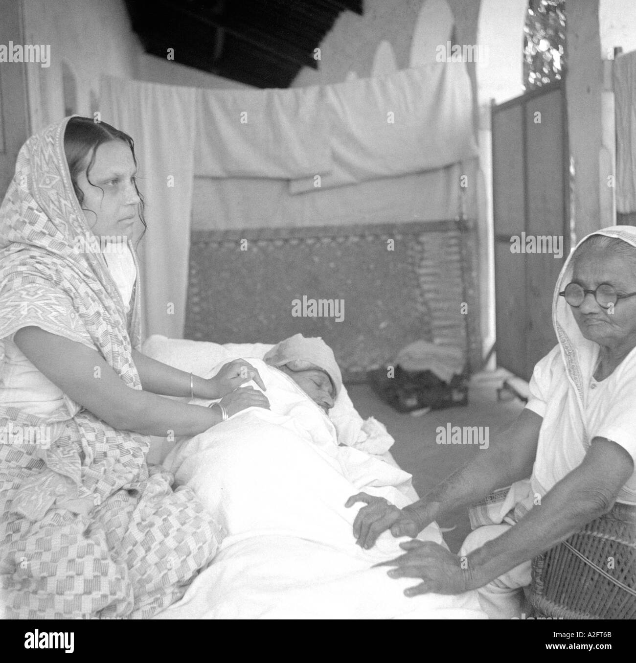Vijayalaxmi Gandhi und Raliat Behn Mahatma Gandhi während seines Fastens bei Rashtriya Shala Ashram Rajkot Gujrat Massage verleiht Stockfoto