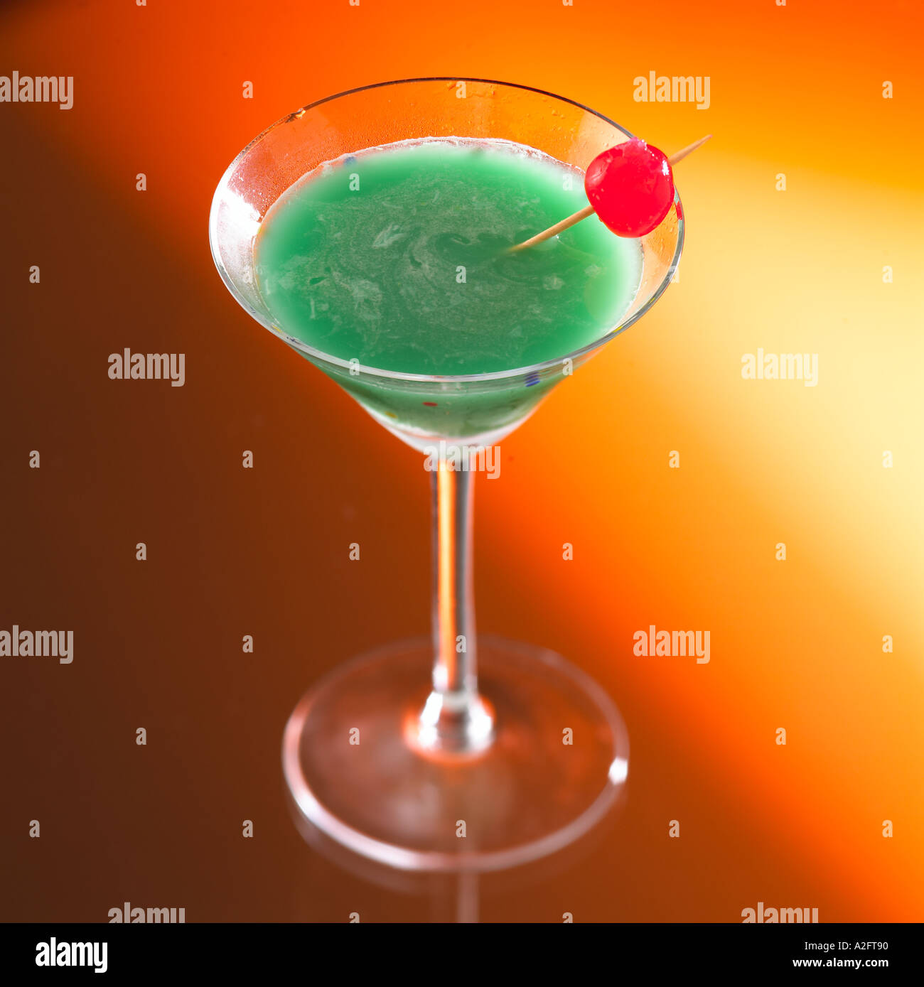 Cocktail Schlummertrunk Flip Brandy Anisette blue Curacao Ei Kirsche Keywords trinken Alkohol Stockfoto