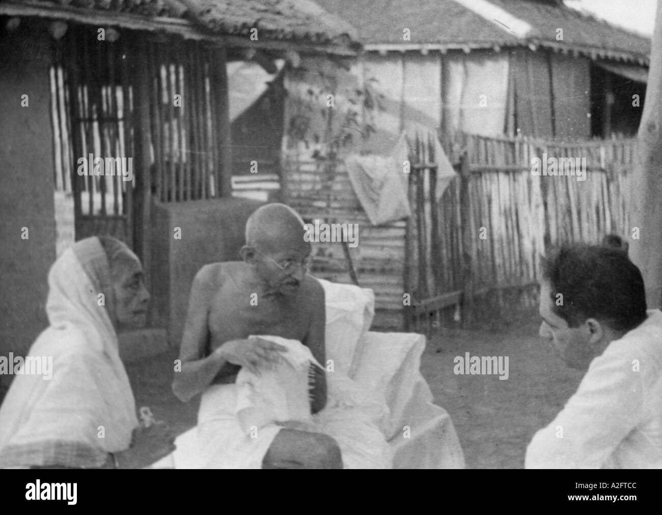 Mahatma Gandhi und seine Frau sprechen mit dem amerikanischen Journalisten Louis Fischer Stockfoto