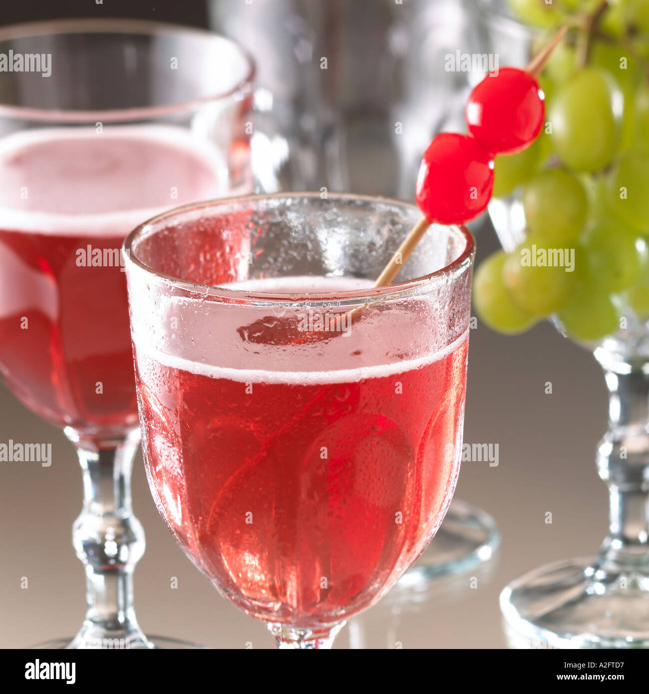 Cocktail Prost Cherry Brandy weiß Wein Crushed Eis Maraschino Kirschen Sodawasser Schlüsselwörter trinken Alkohol cocktails Stockfoto