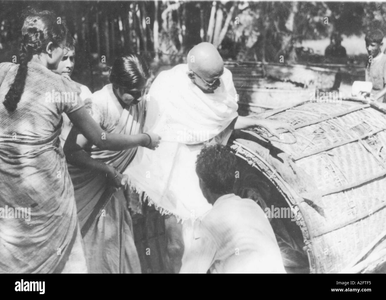 Mahatma Gandhi bei seinem Besuch in der von Gewalt betroffenen Gegend von Ramganj Bengalen Indien zu Fuß und mit dem Boot November 1946 Stockfoto