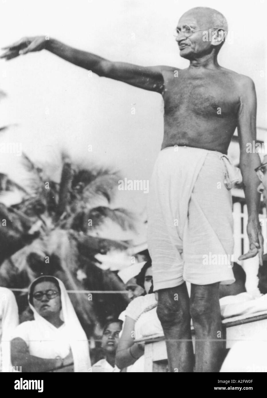 Mahatma Gandhi beim Gebetstreffen gestikulierte Menschenmenge, um sich in Mumbai Bombay Maharashtra India über 1944 1940s 1940er Jahre alten Jahrgang 1900s Bild zu setzen Stockfoto