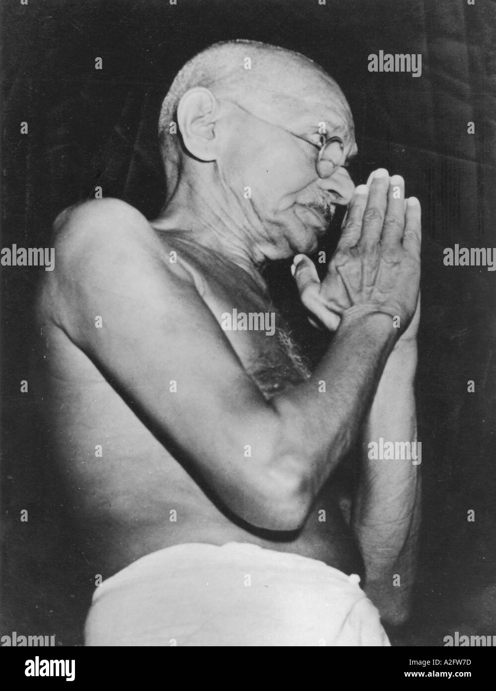 MKG33146 Mahatma Gandhi in Gruß darstellen was bedeutet willkommen Namaste Danke an Indien Mumbai Bombay Maharashtra März 1946 Stockfoto