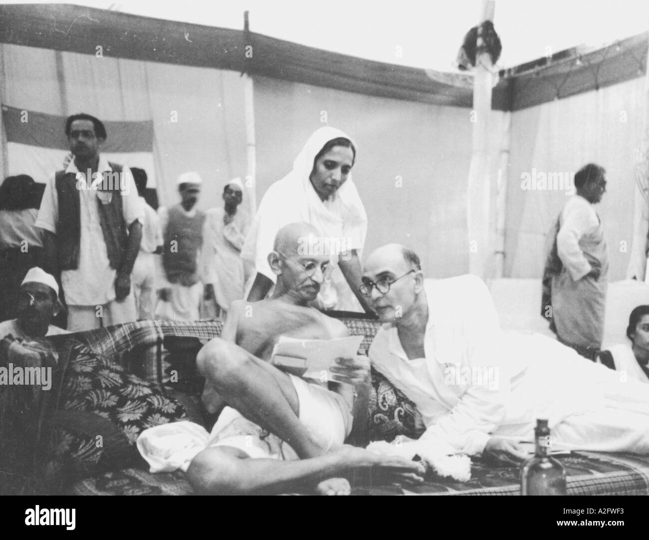 Mahatma Gandhi mit Mahadev Desai auf der All India Congress Committee Meeting in Mumbai Bombay Maharashtra Indien am 8. August 1944 Stockfoto