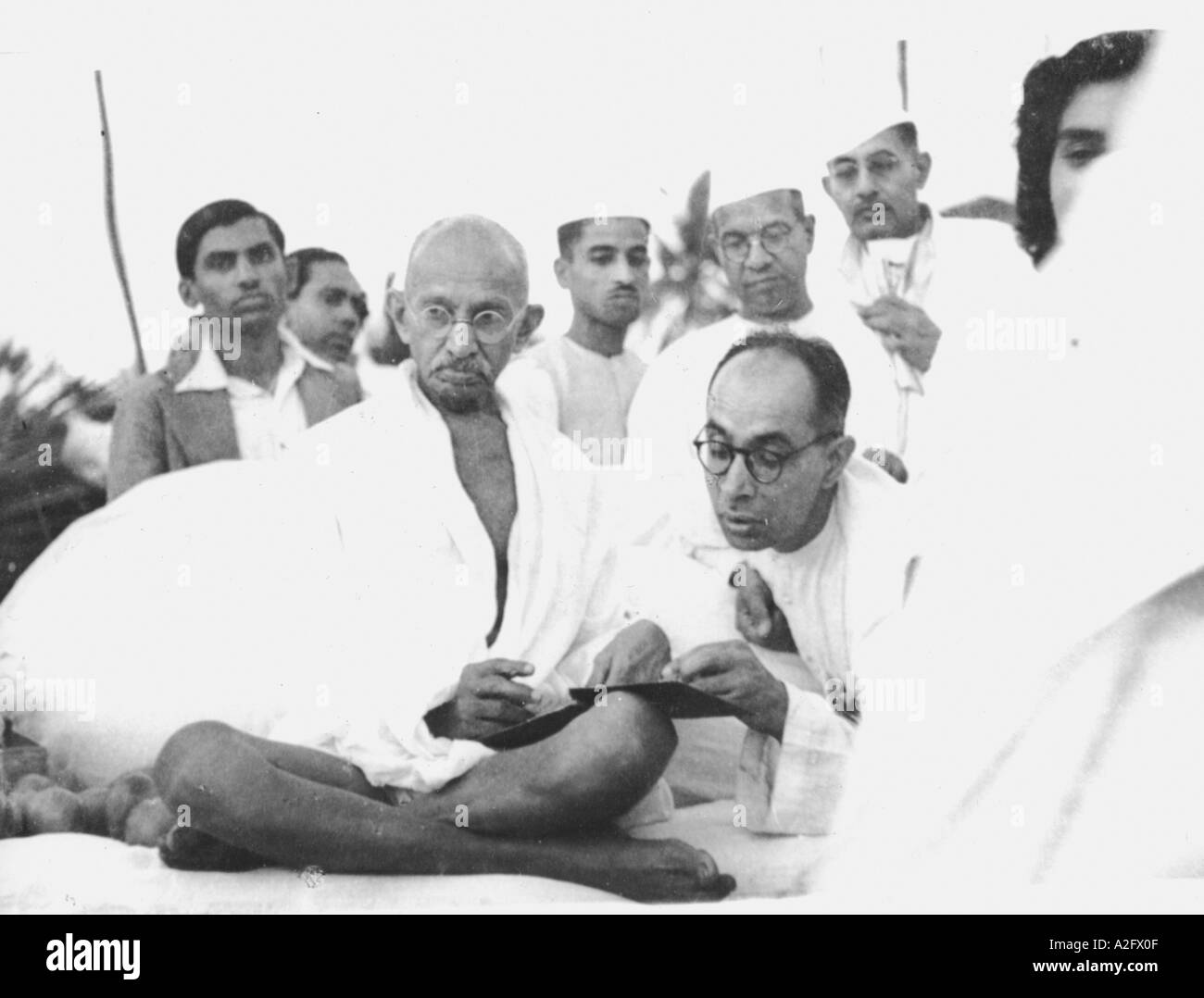 U.a. MKG33092 Mahatma Gandhi seine Sekretärin Pyarelal Nayar direkt am Juhu Beach Mumbai Bombay Maharashtra Indien Mai 1944 Stockfoto