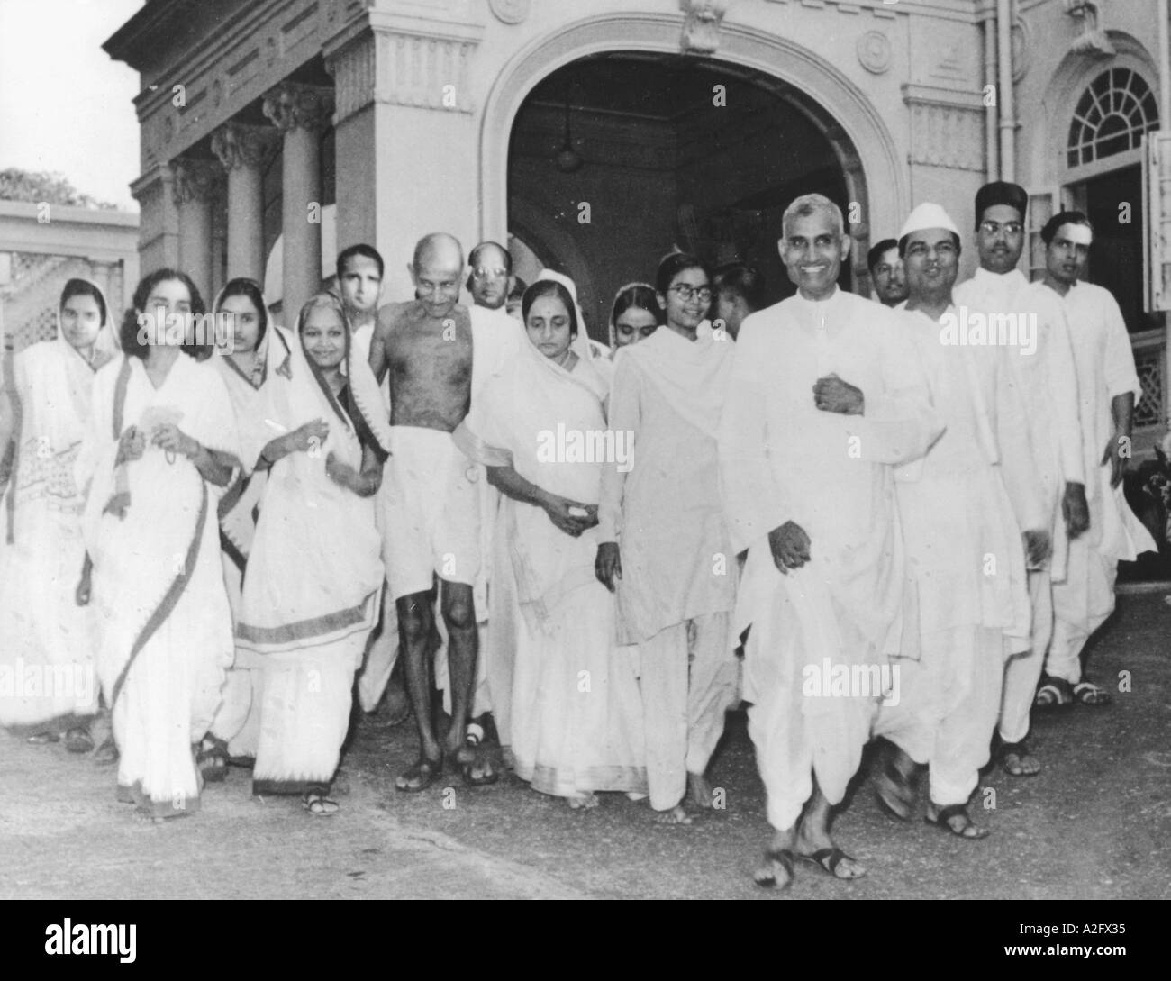 Mahatma Gandhi und andere bei Rungta Haus Mumbai Bombay Maharashtra Indien über September 1944 Stockfoto