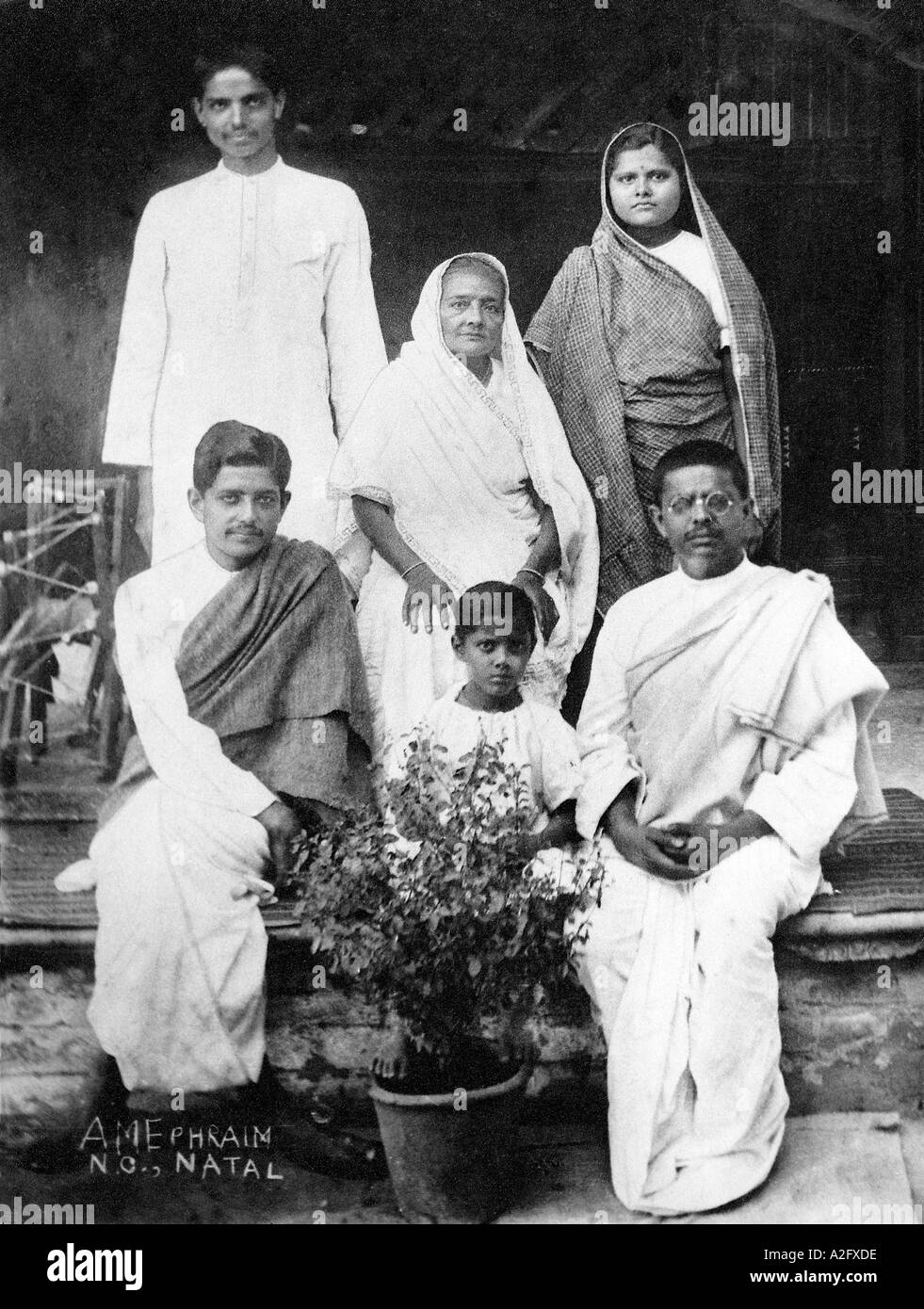 Kasturba Gandhi Frau von Mahatma Gandhi mit ihren Söhnen Devdas oben Ramdas links und Manilal rechts Stockfoto