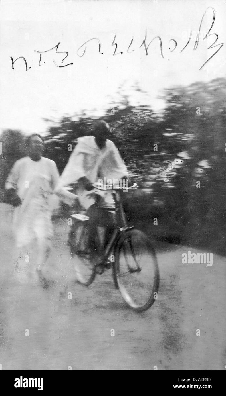 Mahatma Gandhi auf dem Fahrrad von der Universität zu Sabarmati Ashram, Ahmedabad, Gujarat, Indien, 1928, altes Vintage 1900s Bild signiert Autograph Stockfoto