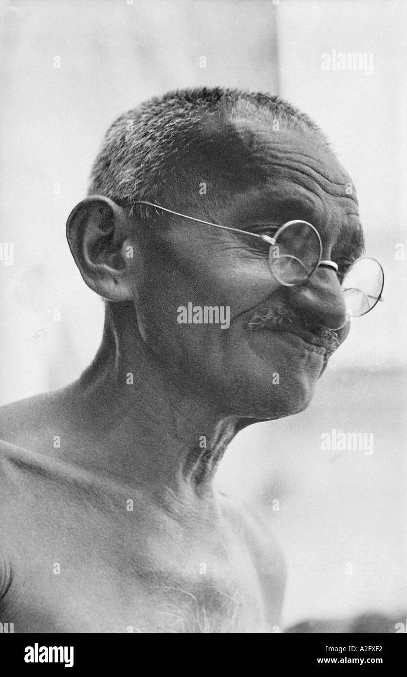 Porträt Mahatma Gandhi in andere ungewöhnliche Stimmung tragen Runde specs  Brille 1929 Stockfotografie - Alamy