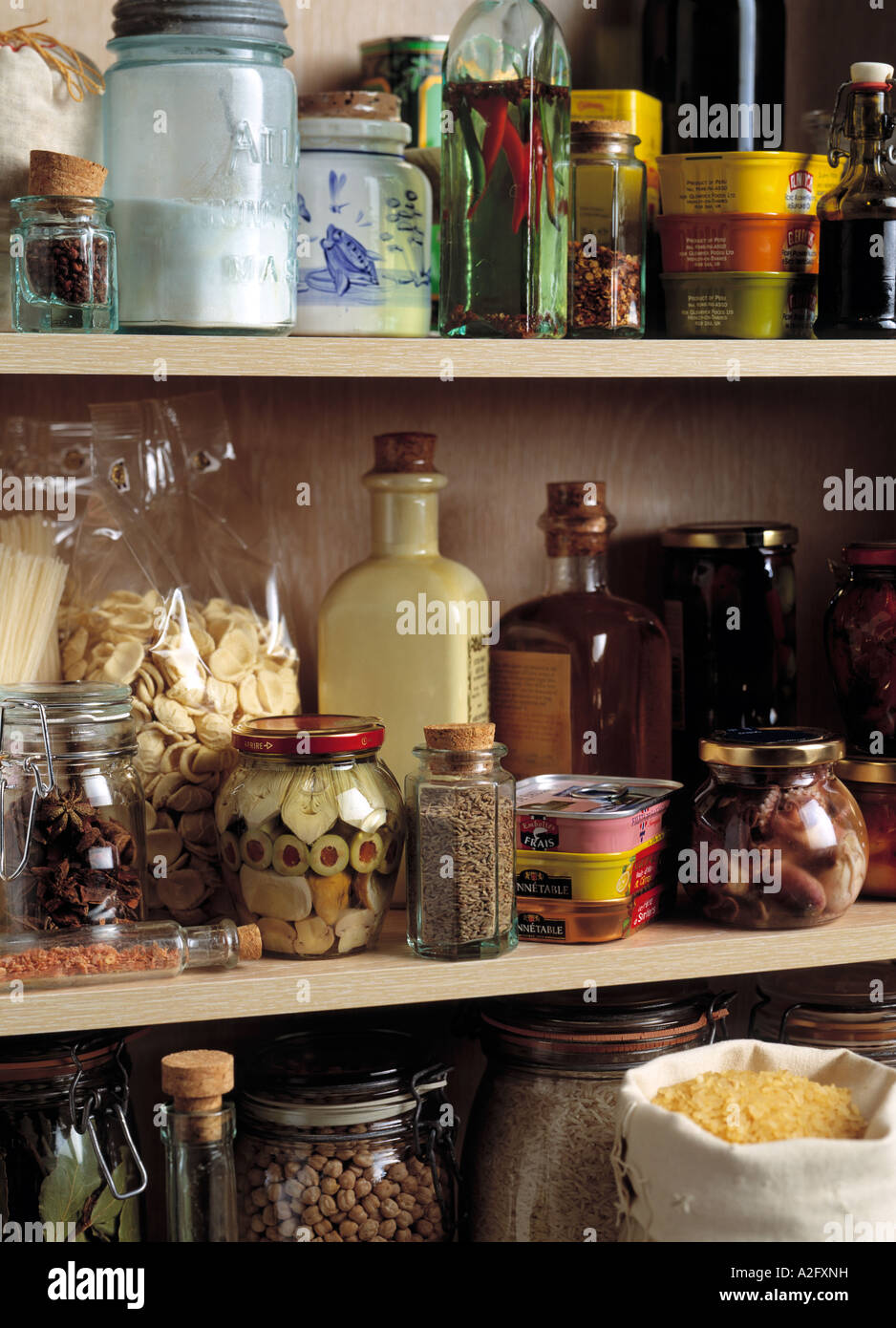 Regale der Speisekammer oder Store Schrank mit getrockneten und konservierten Lebensmitteln Stockfoto
