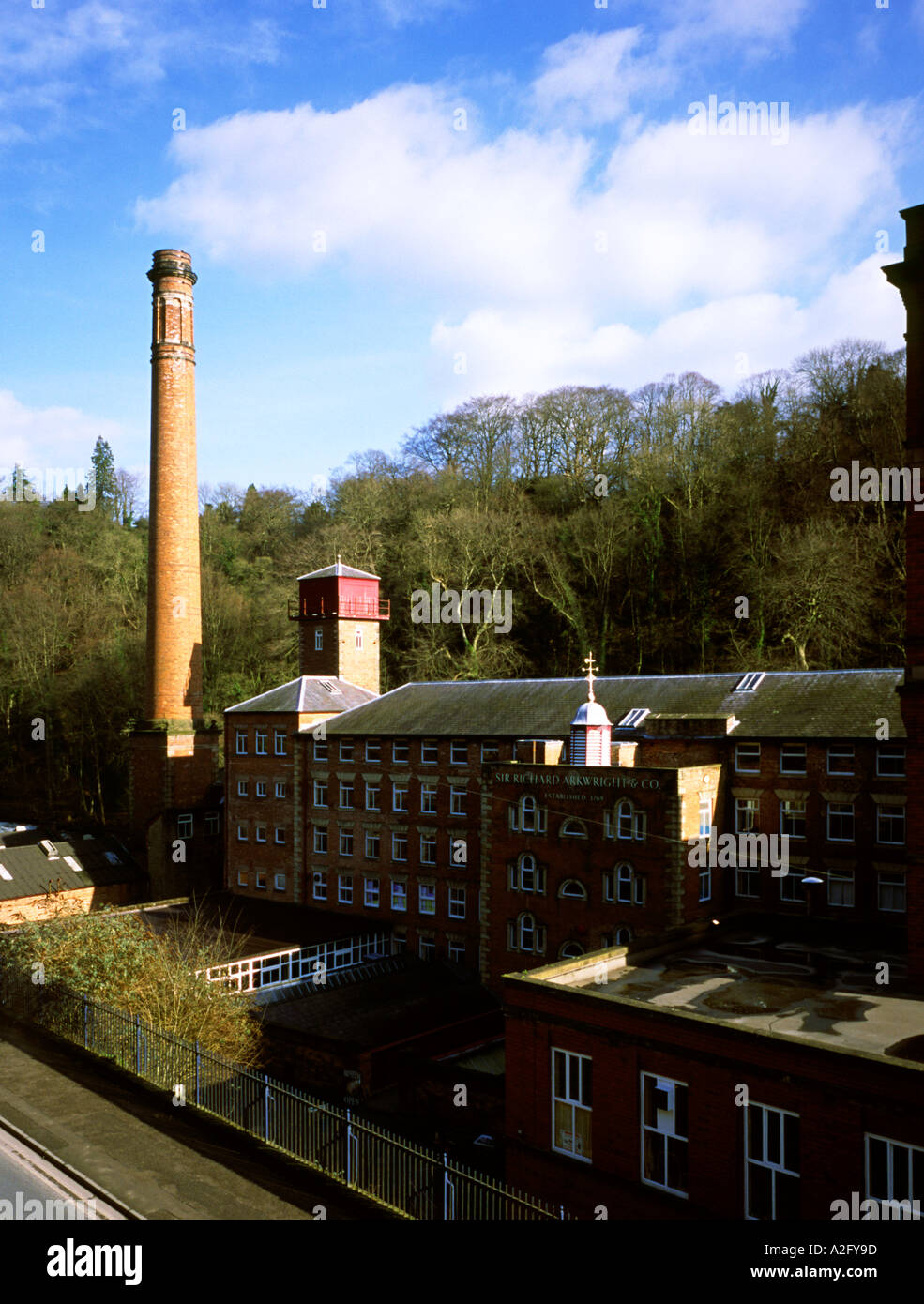 Ansicht von Masson Mill einer alten Baumwollspinnerei eingerichtet durch Richard Arkwright auf den Derwent River in der Nähe von Cromford in Derbyshire UK Stockfoto
