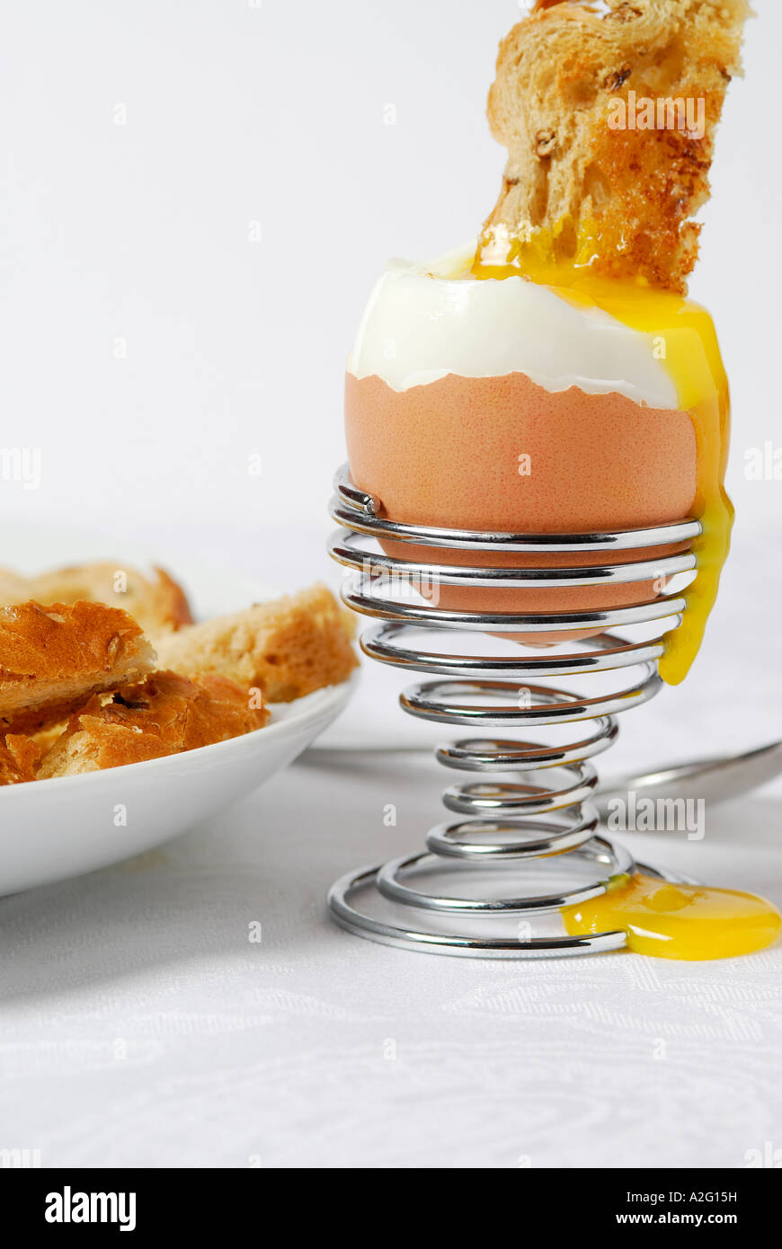 Weich gekochte Eier in eggcup auf weißem Hintergrund Stockfoto
