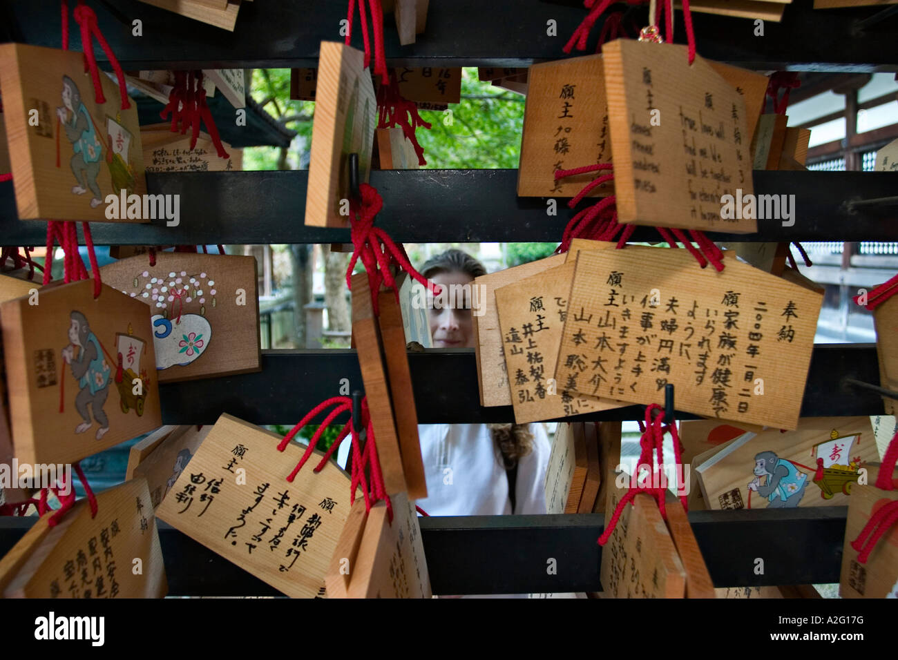 Wooden plaques (Ema) with prayers at a Shinto shrine Stockfoto