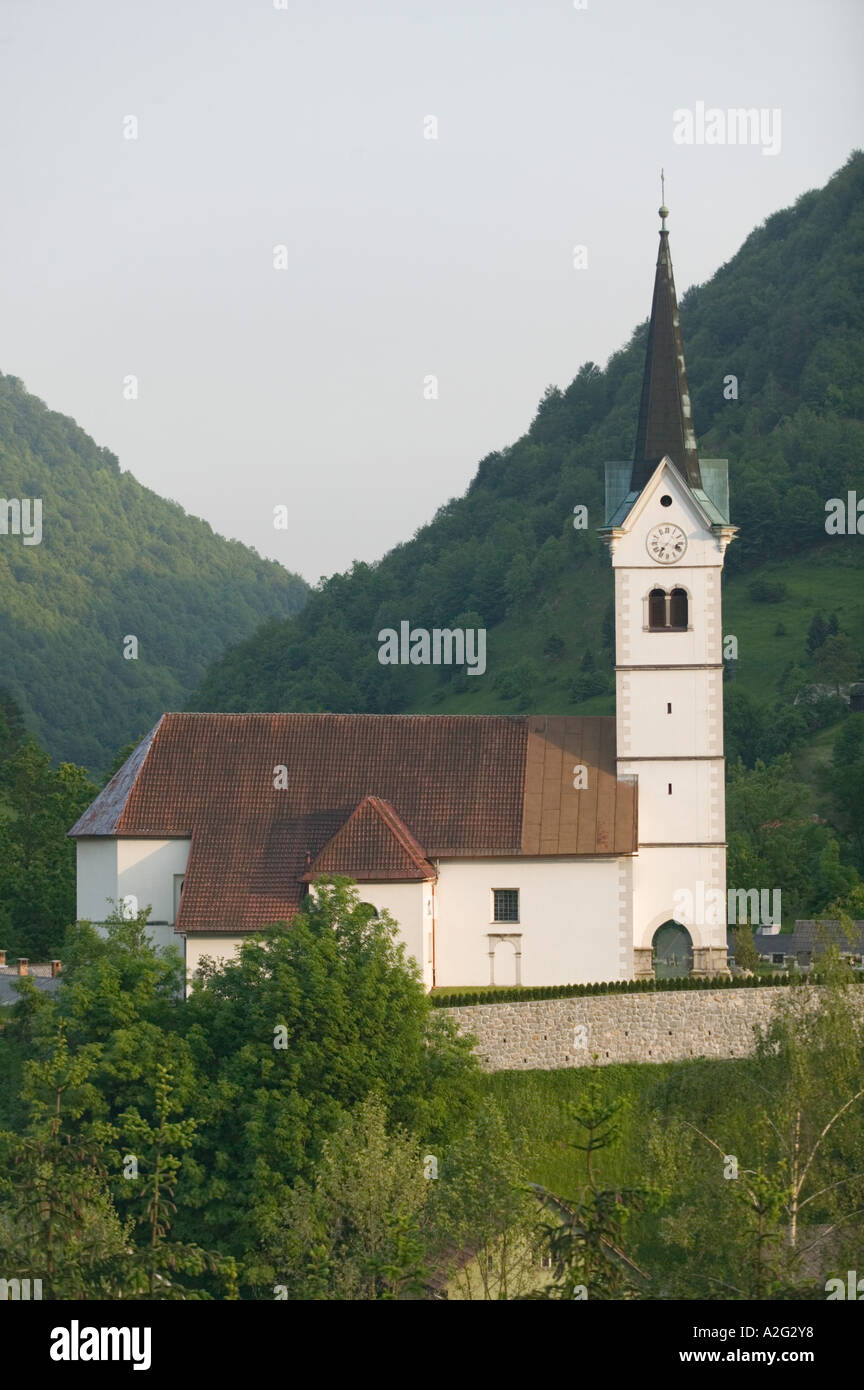 Slowenien, PRIMORSKA, Spodnja Idrija: Stadt Kirche / späten Nachmittag Stockfoto