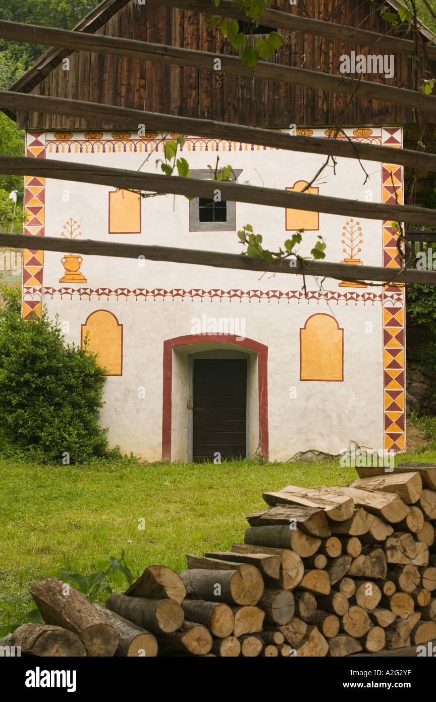 Slowenien, PRIMORSKA, Spodnja Idrija: Gelände des 14. Jahrhunderts Hotel Kendov Dvorec Stockfoto