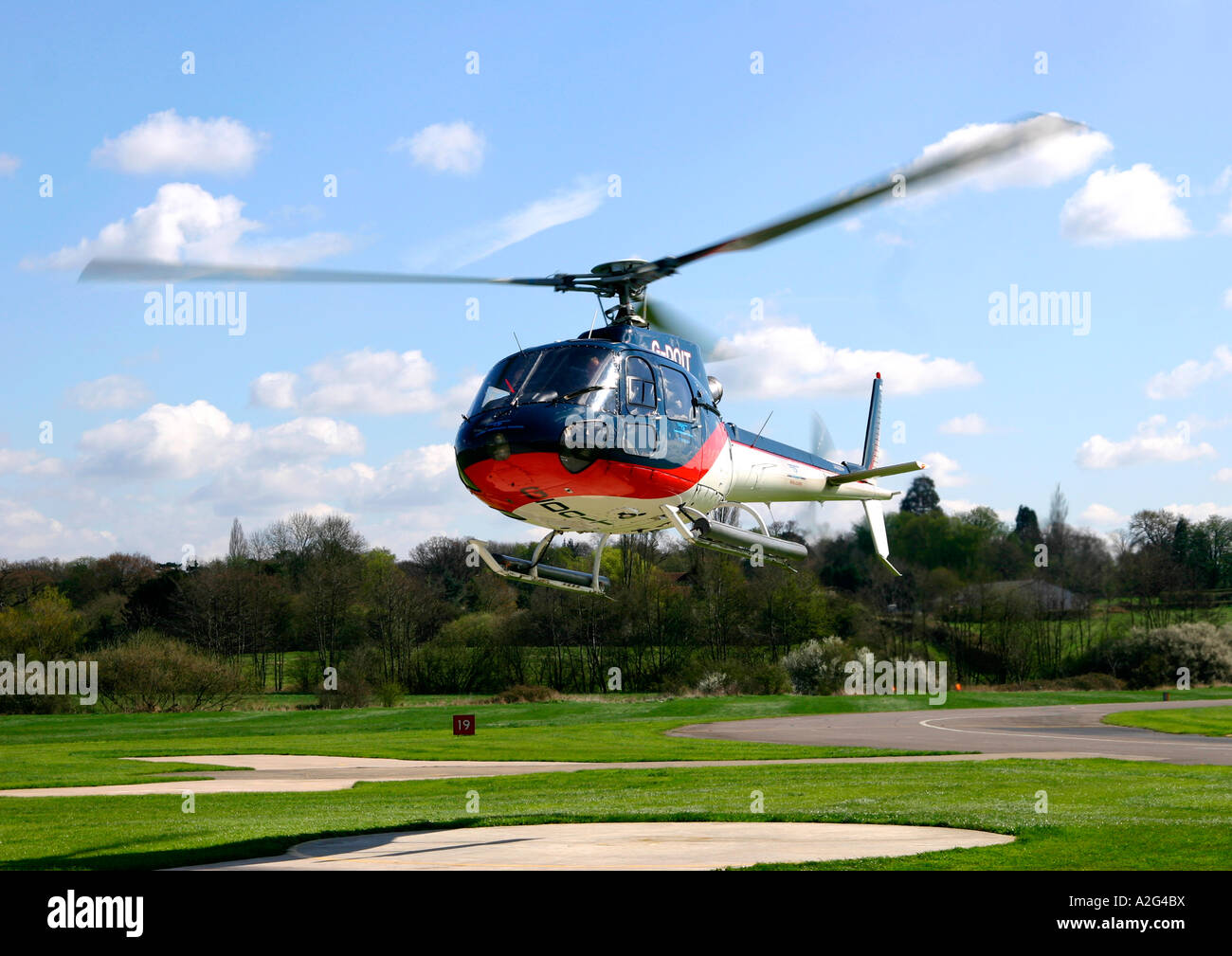 Passagier-Hubschrauber abheben von Flugplatz Redhill, Surrey, England Stockfoto