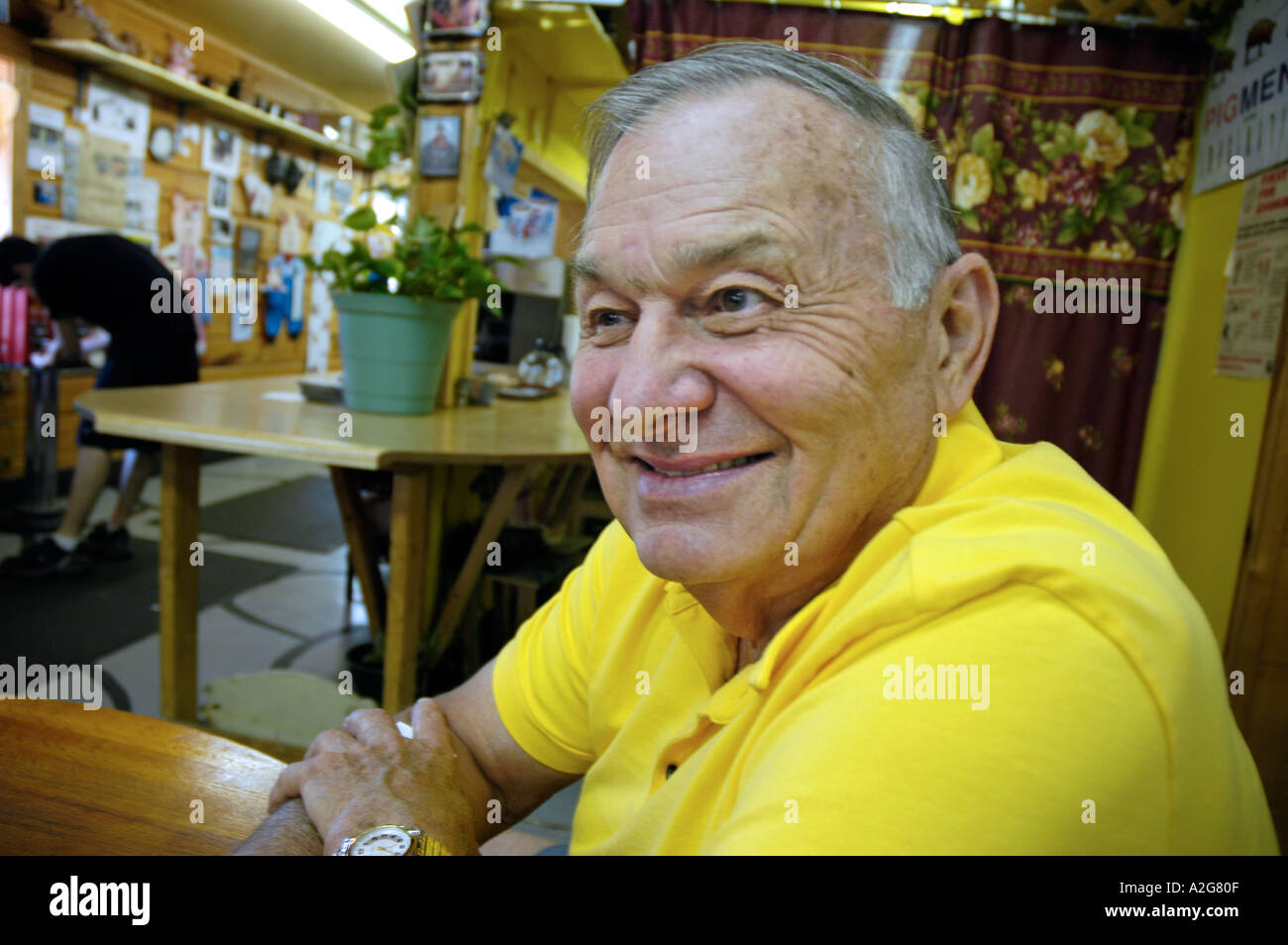 Der Reverend Poole Besitzer des Pig Hill of Fame in Ellijay Georgia und ein konservativer republikanischer Delegierter zu 4 nationalen Konventionen immer in Gelb! Stockfoto
