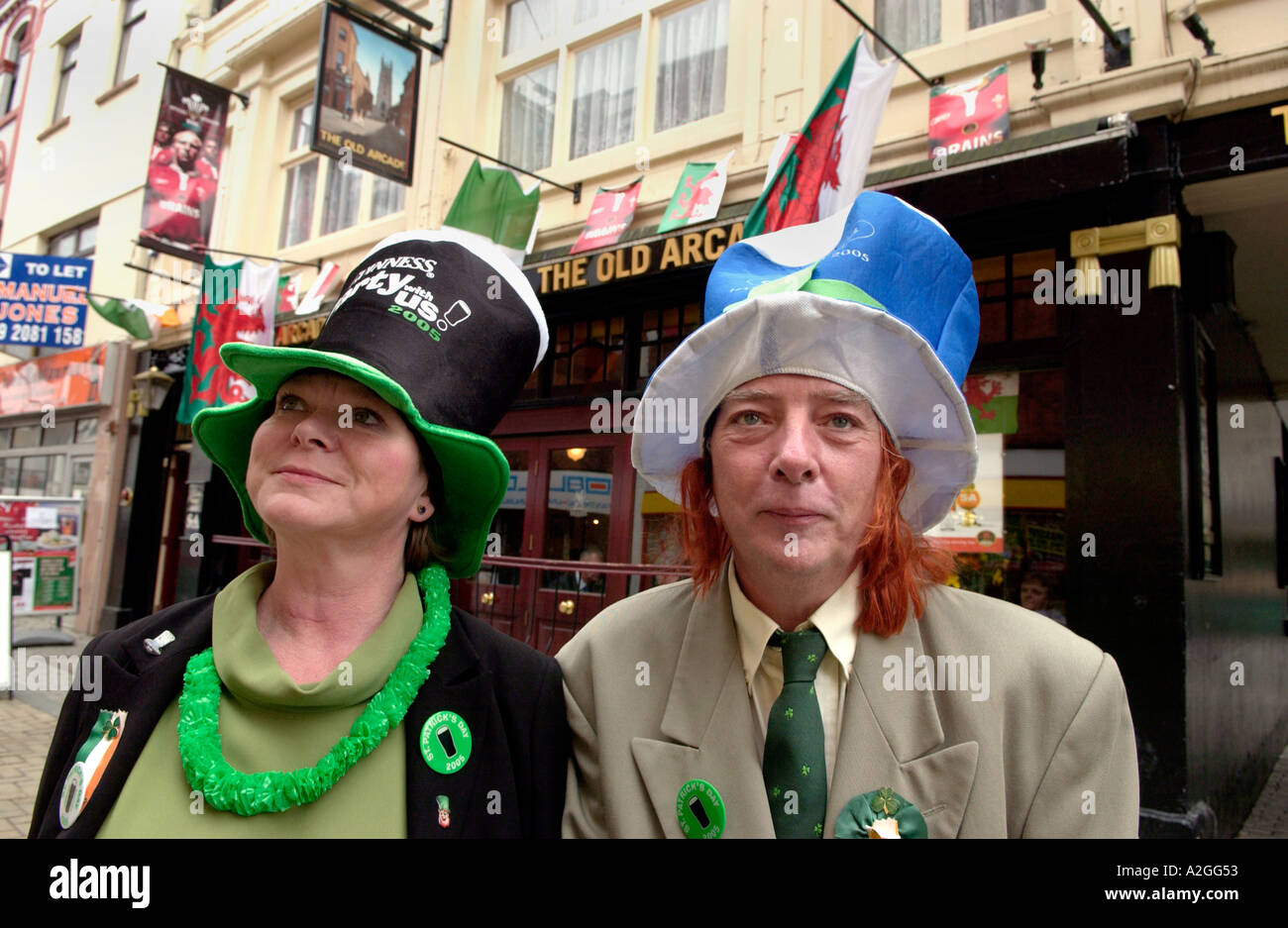 Irischer Rugby-Fans vor einem Pub in Cardiff für ein Länderspiel gegen Wales Stockfoto