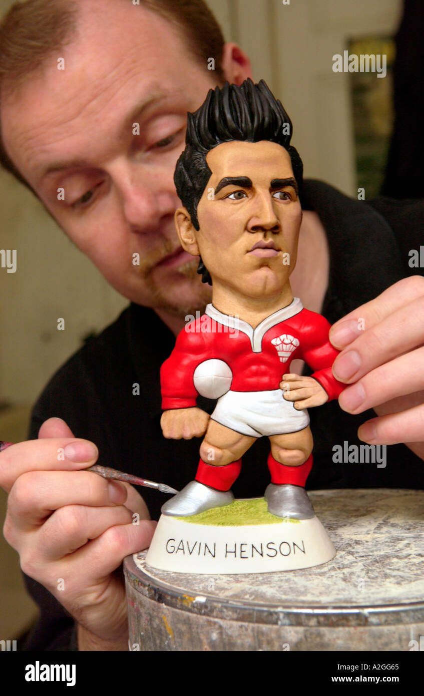 Richard Hughes von der Welt der Groggs Pontypridd, den letzten Schliff für ein Grogg der walisischen Rugby-Spieler Gavin Henson Stockfoto