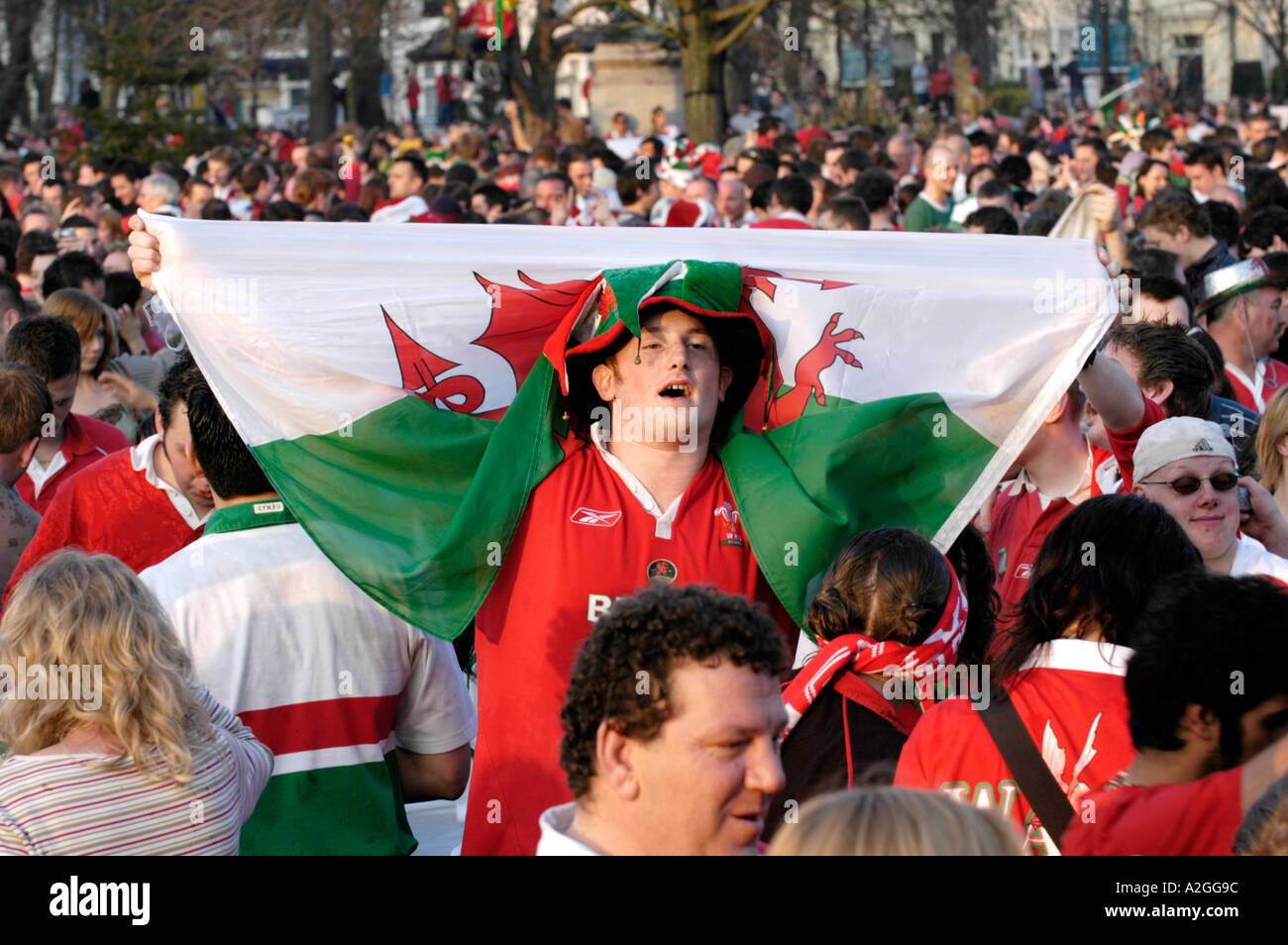 Leidenschaftliche walisischen Rugby-Fan, eingehüllt in die nationale Flagge Wales gewann ein Länderspiel in Cardiff South Wales feiert Stockfoto