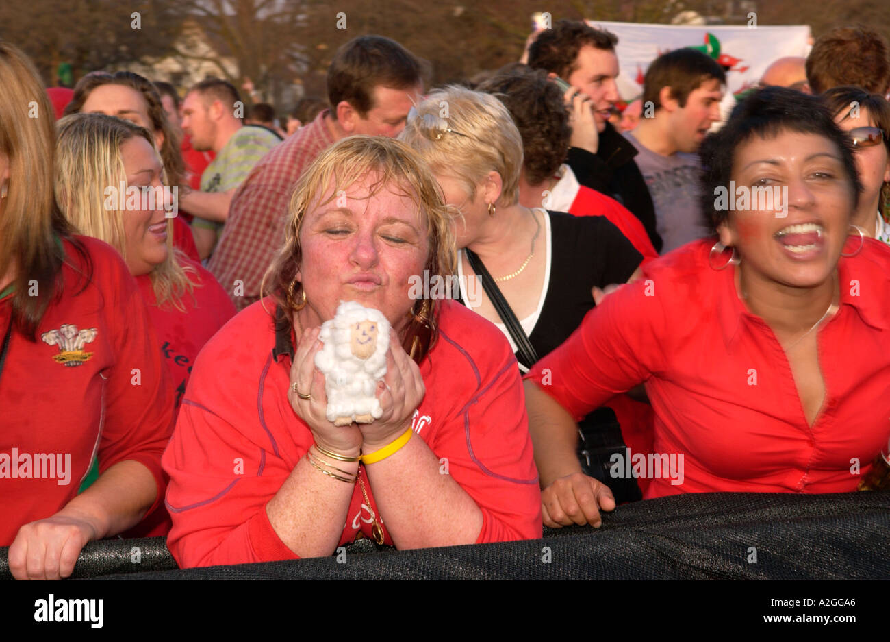 Walisische Frauen Rugby-Fans auf der Straße in Cardiff City Center feiert Wales gewinnen und internationale match Stockfoto