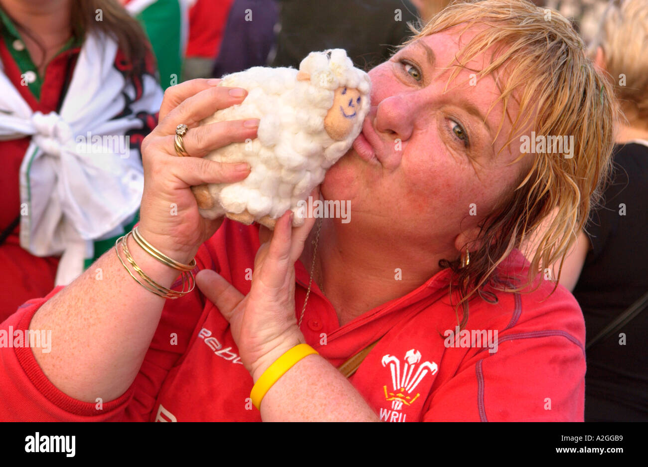 Walisische Frauen Rugby-Fans auf der Straße in Cardiff City Center feiert Wales gewinnen und internationale match Stockfoto