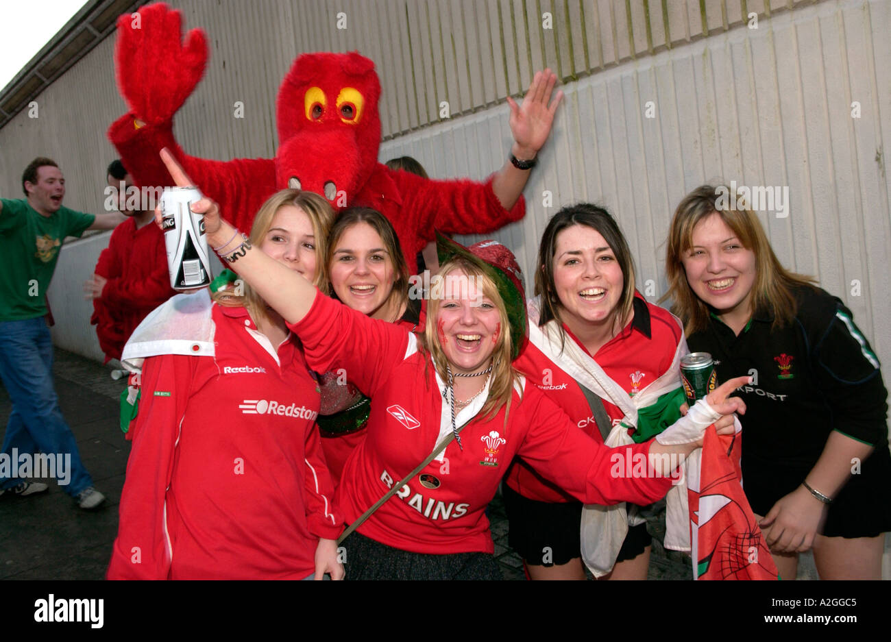 Walisische junge Frauen Rugby-Fans feiern mit einem roten Drachen nach Wales Irland in einem Meisterschaftsspiel der sechs Nationen schlagen gerade Stockfoto