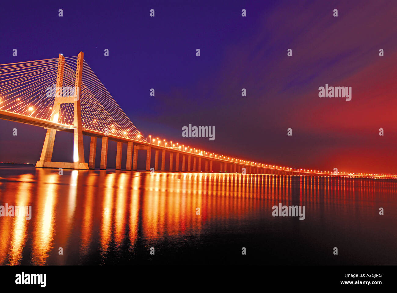 Brücke Ponte Vasco da Gama über Fluss Tejo bei Nacht, Lissabon, Portugal Stockfoto