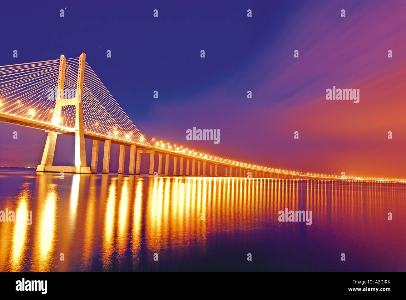 Brücke Ponte Vasco da Gama über Fluss Tejo bei Nacht, Lissabon, Portugal Stockfoto