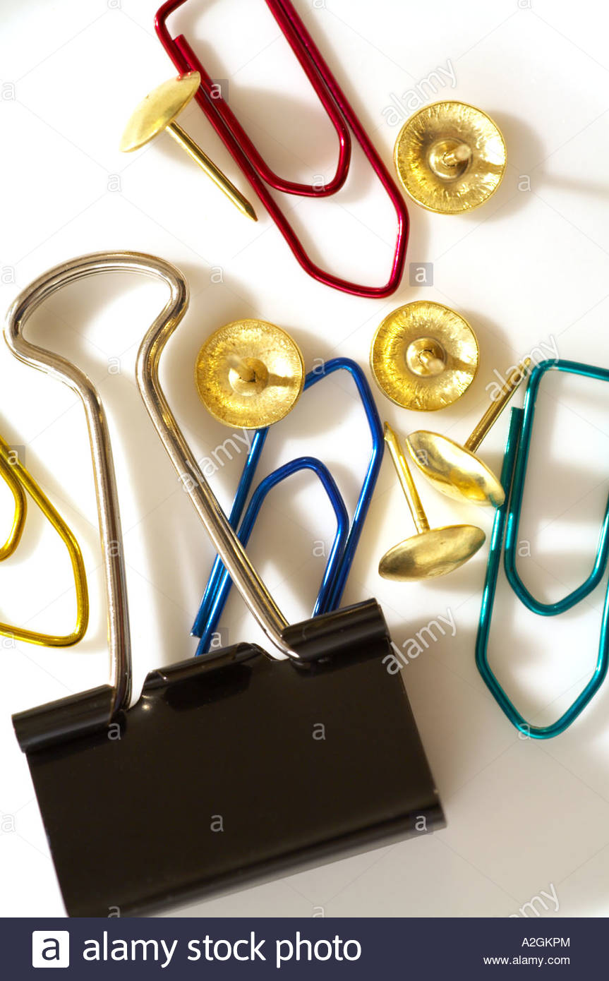 Büroklammern, Reißnägel und einen Bulldog clip Stockfoto