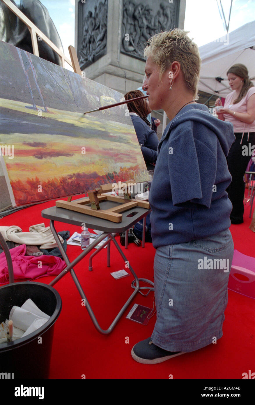 Künstlerin Alison Lapper bei Malerei Event "Kunst im Quadrat" September 2004. Eine Statue von ihr als 8 1/2 Monate schwanger von Mark Q Stockfoto