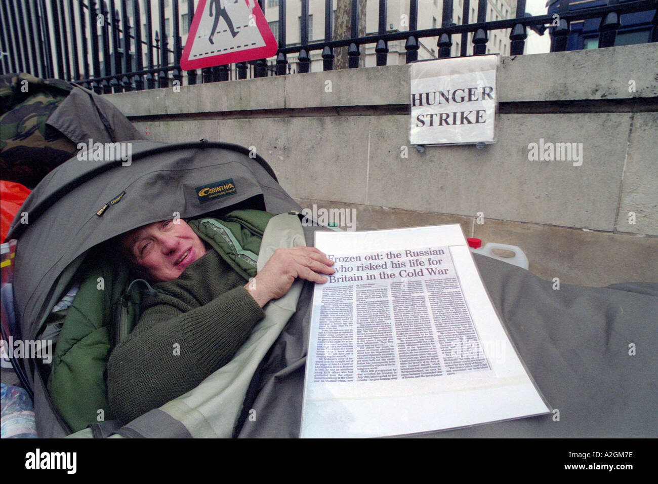 Russischen ex-Spion im Hungerstreik schlafen auf Bürgersteig von Whitehall gegenüber Downing Street kämpft für seine Ansprüche auf Leistungen Stockfoto
