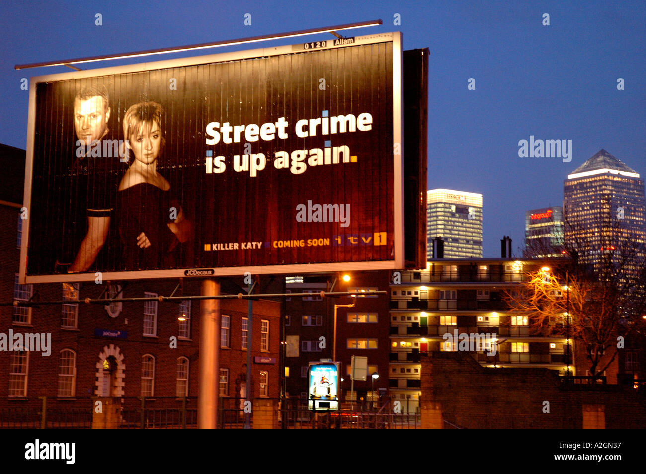 Riesige Plakate Werbung Fernsehen Programm Satz gegen Stadtbild der Docklands. Stockfoto