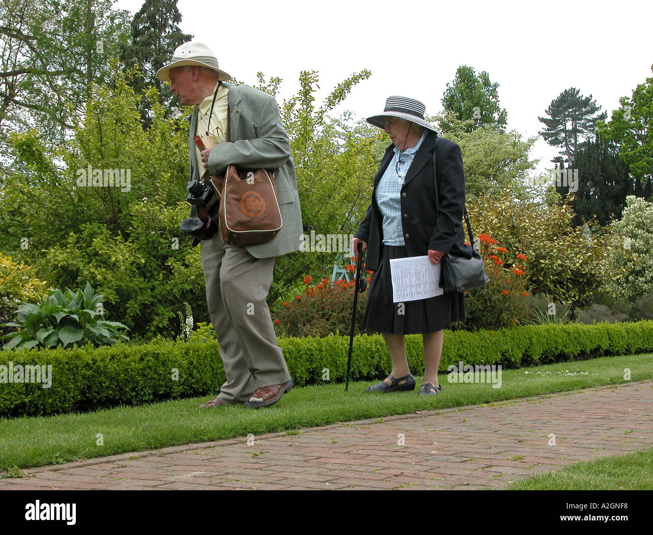 älteres Ehepaar genießen Umrundung Garten in Sussex Stockfoto