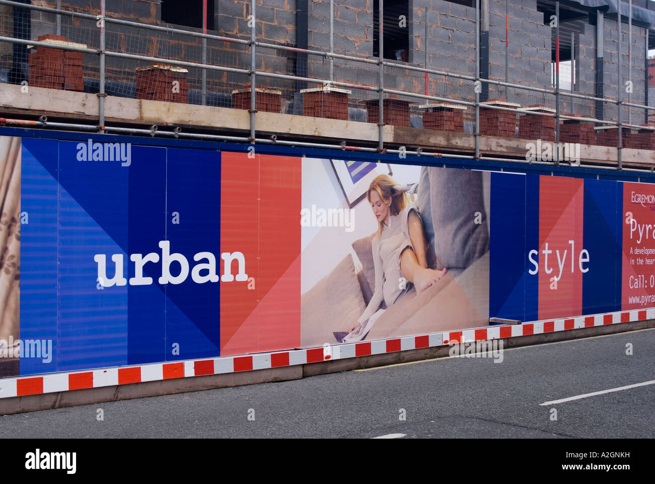 Werbetafeln rund um eine Baustelle in Warrington Stadtzentrum Stockfoto