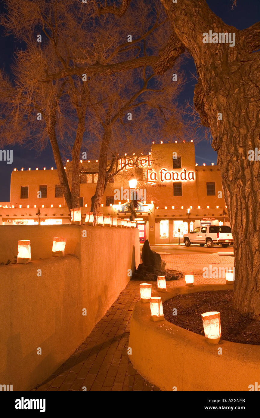 USA, New Mexiko, Taos Taos Plaza beleuchtet mit Luminaria Kerzen & La