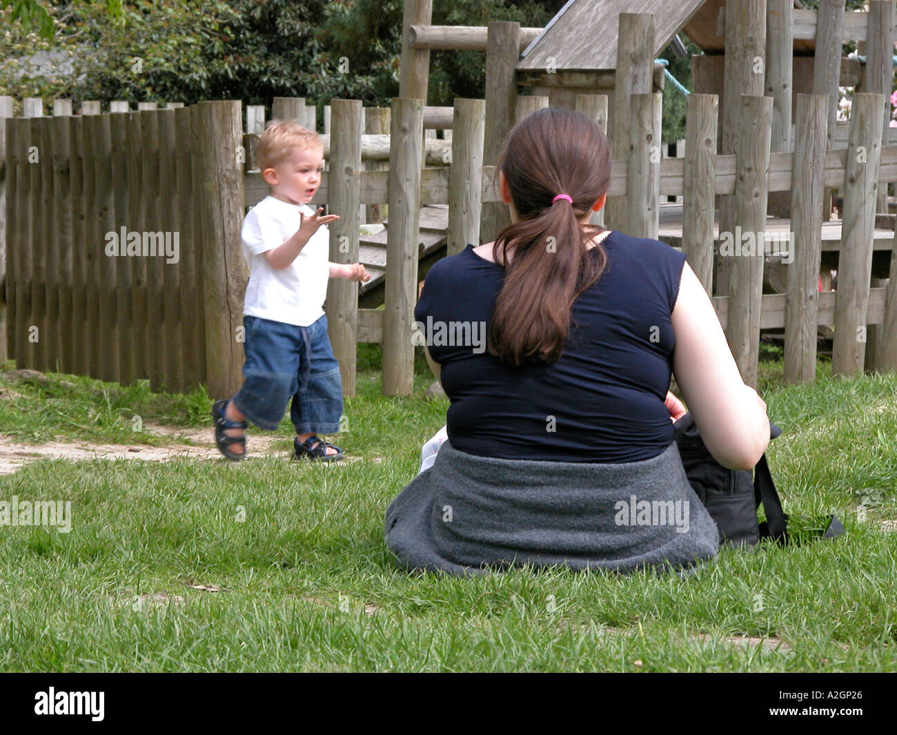 übergewichtige Frau mit kleinen Sohn auf Spielplatz Stockfoto