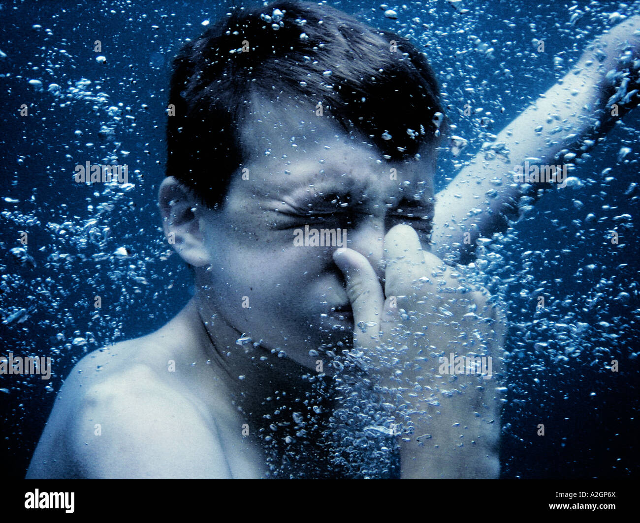Junge mit angehaltenem Atem unter Wasser Stockfoto