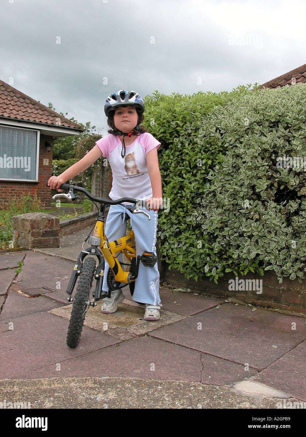 Junges Mädchen mit Schutzhelm aus eine Radtour Stockfoto