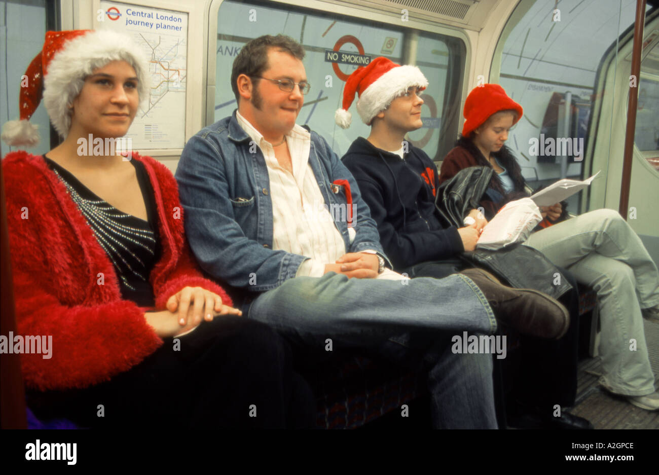 Passagiere auf der Tube an Weihnachten London England Stockfoto