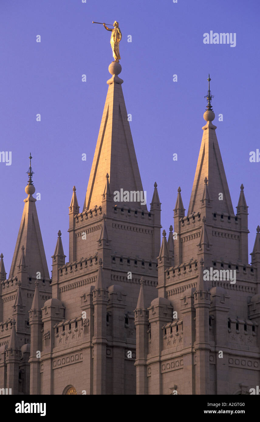 USA, Utah, Salt Lake City, Tempelplatz, Mormone-Tempel in der Morgendämmerung, Angel Moroni Stockfoto
